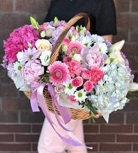 Цветочная композиция из Розы, Хризантемы, Пионы и Лизиантусы в корзине в Гороховце