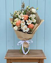 Букет цветов из:  Альстромерии, Лизиантусы, Розы и Хризантемы в Гороховце