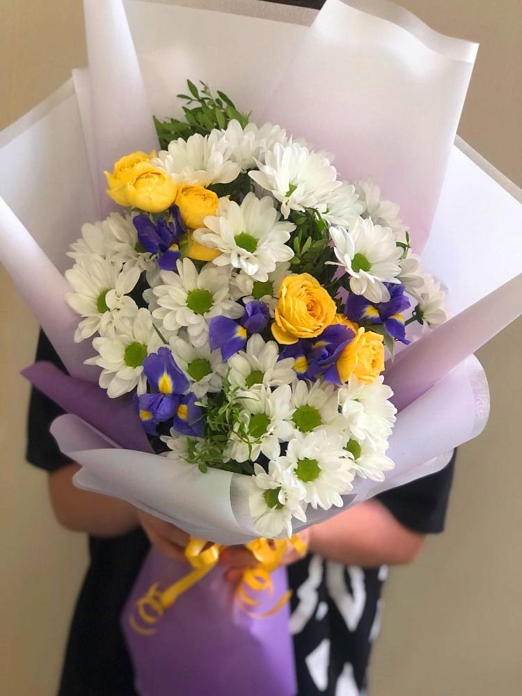 Букет цветов из: Ирисы, Хризантемы и Розы в Гороховце