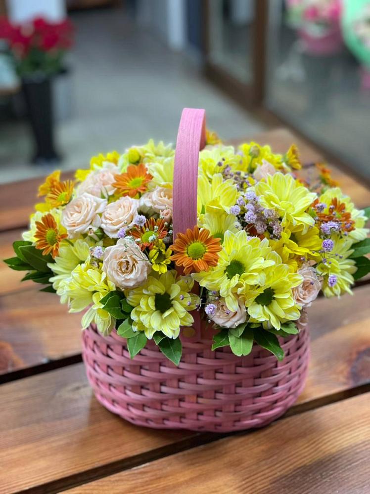 Цветочная композиция из Хризантемы и Розы в корзине в Гороховце