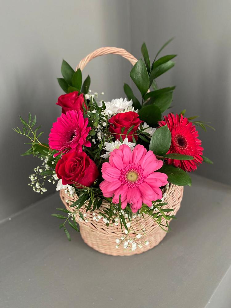 Цветочная композиция из Розы, Хризантемы и Герберы в корзине в Гороховце
