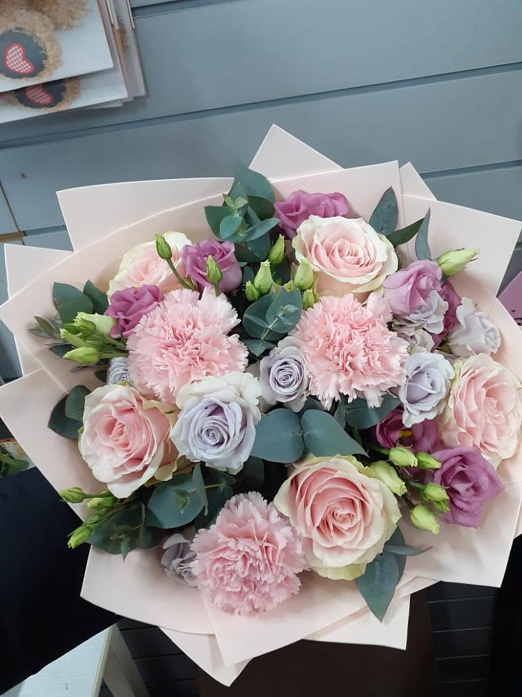 Букет цветов из: Розы, Гвоздики и Лизиантусы в Гороховце